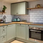 Cosy Garden Flat With Work Space Near Clifton * 布里斯托