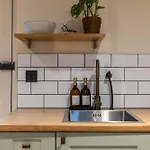 Cosy Garden Flat With Work Space Near Clifton شقة *