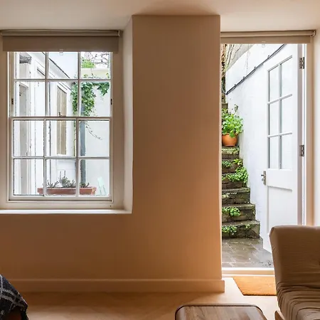 Апартаменты Cosy Garden Flat With Work Space Near Clifton