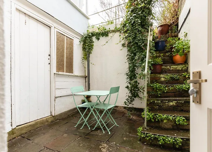 Cosy Garden Flat With Work Space Near Clifton Daire Bristol