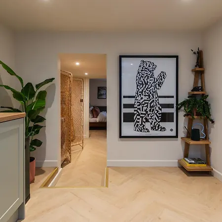 Cosy Garden Flat With Work Space Near Clifton アパート