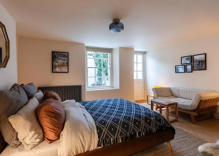 Cosy Garden Flat With Work Space Near Clifton 公寓