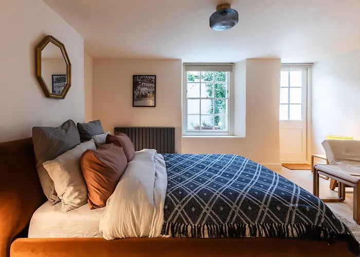 Cosy Garden Flat With Work Space Near Clifton 公寓 *